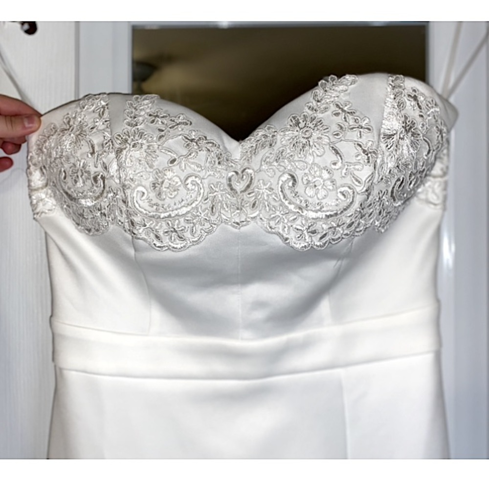 White lace dress with sweetheart neckline & train